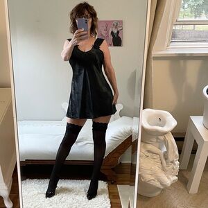 VINTAGE BLACK SATINY SLIP ON CHEMISE WIDE STRAPS ROSETTE APPLIQUÉS